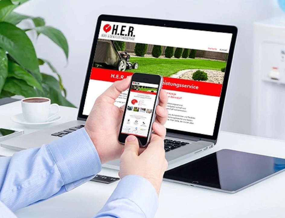 Laptop und Smartphone mit der Website von H.E.R.